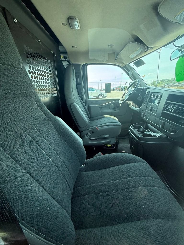 2025 Chevrolet Express Cargo WT