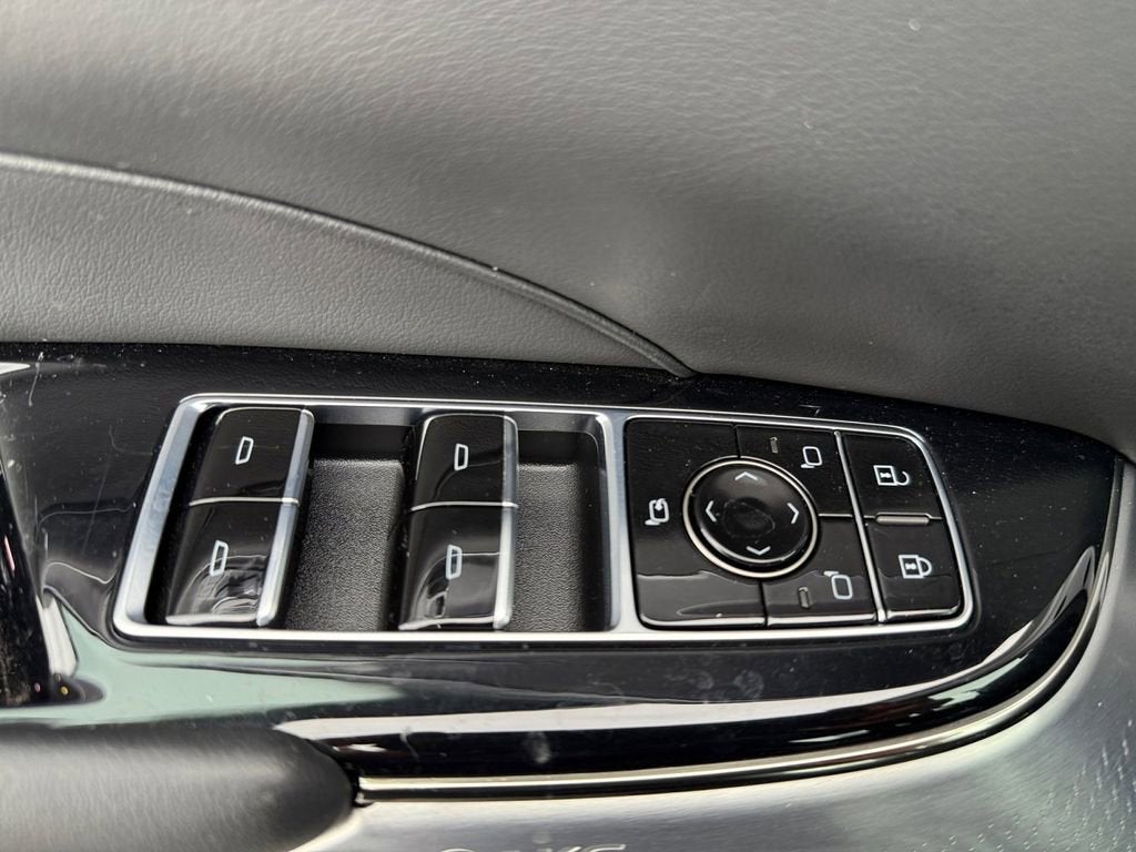 2024 Cadillac LYRIQ Luxury 2