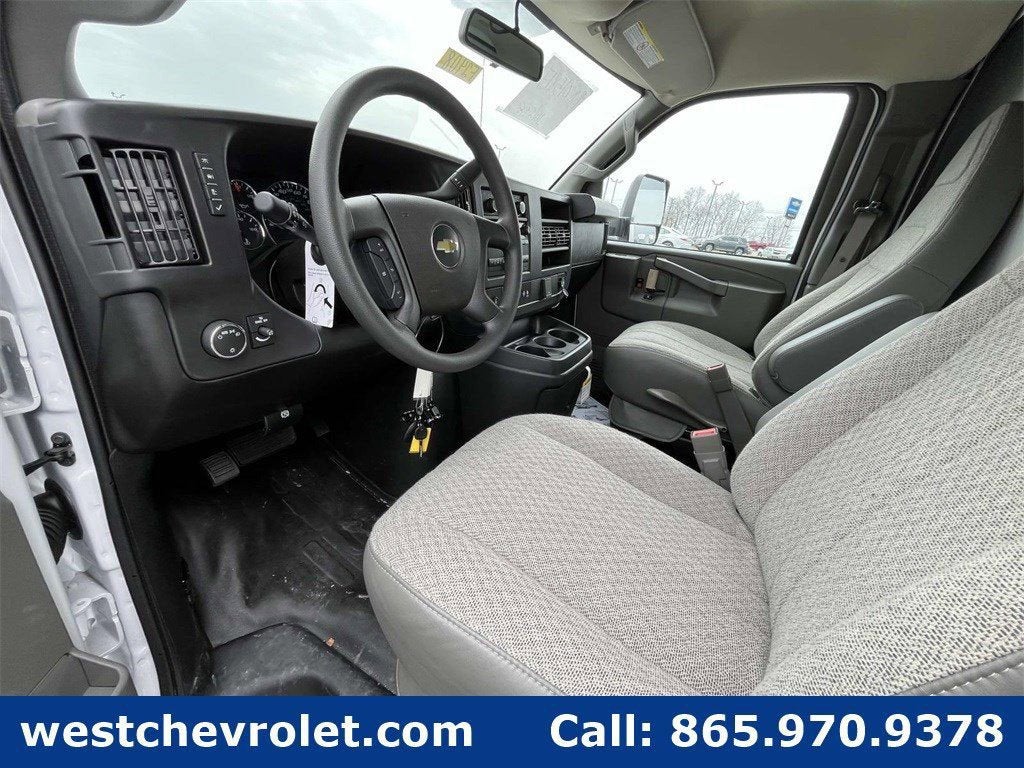 2024 Chevrolet Express Cutaway 3500 1WT