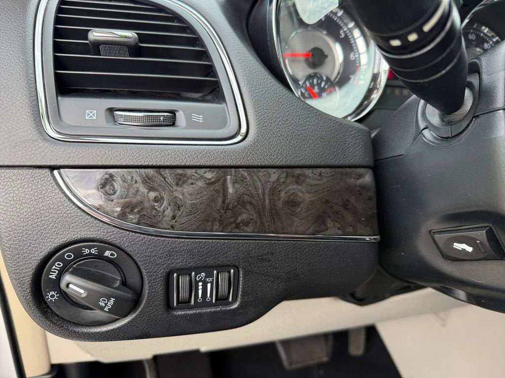 2016 Chrysler Town & Country Limited Platinum