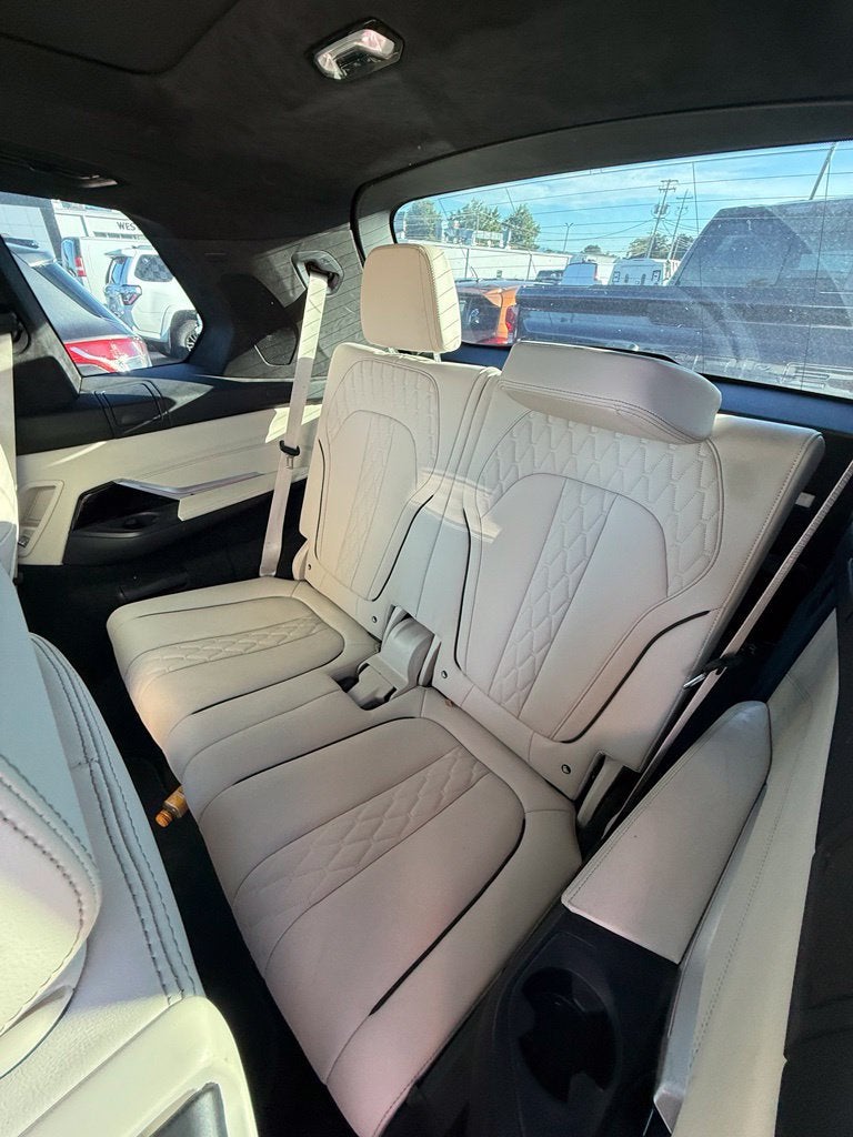 2022 BMW X7 M50i