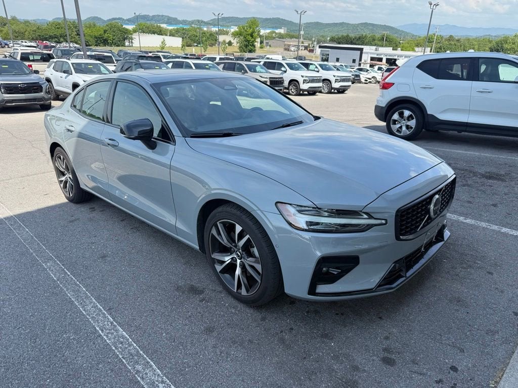 2024 Volvo S60 B5 Plus Dark Theme's photo