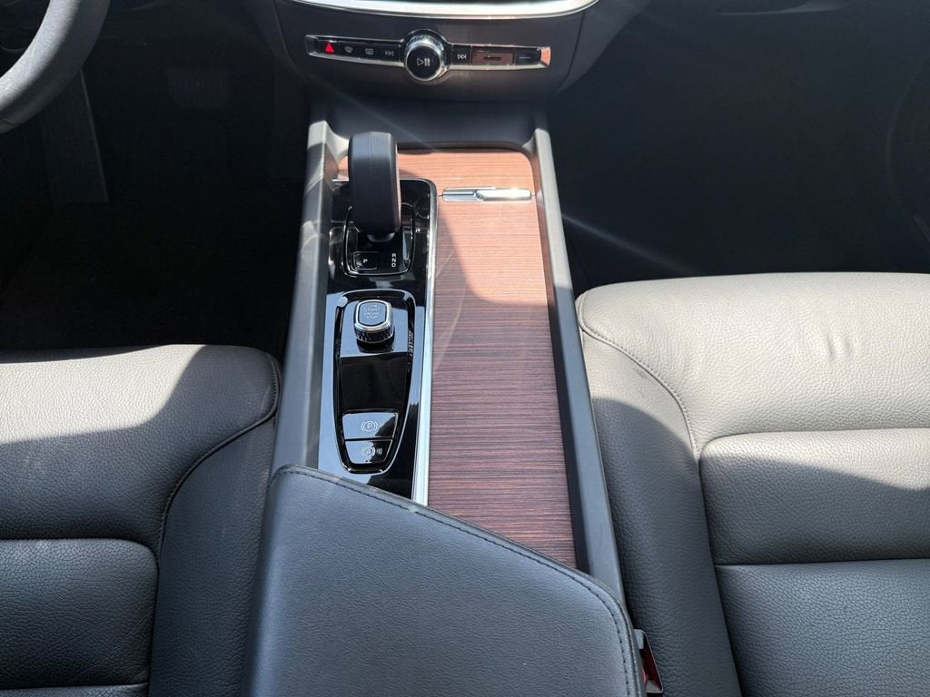 2024 Volvo S60 Plus Dark Theme