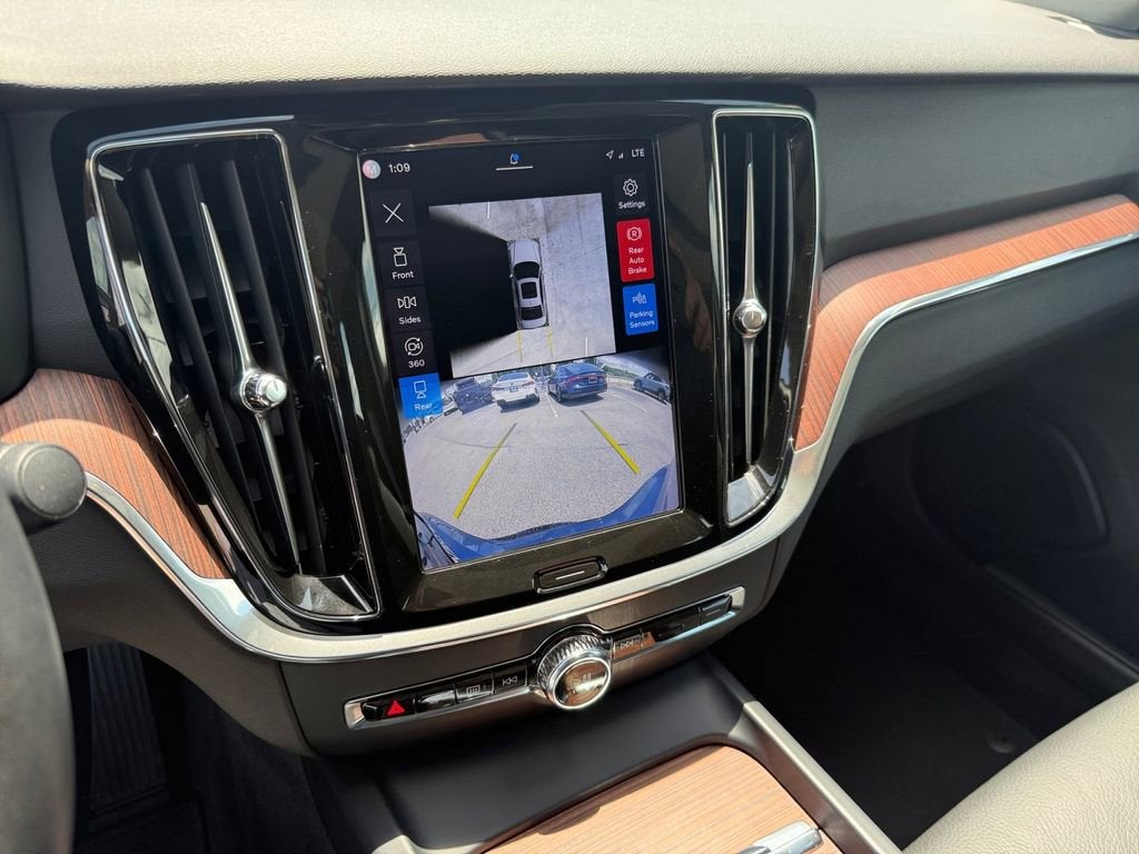 2024 Volvo S60 Plus Dark Theme