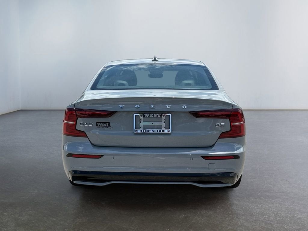 2024 Volvo S60 Plus Dark Theme